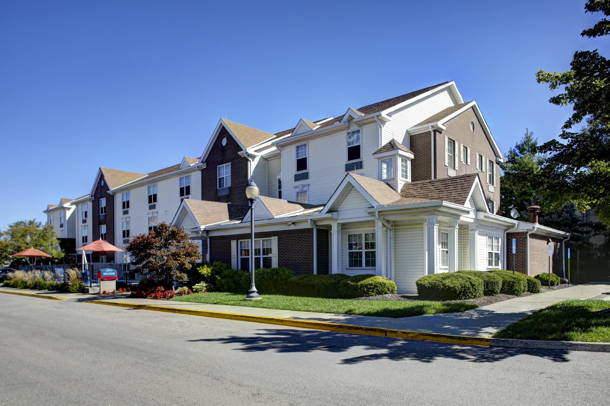 Birch Hills Suites - Blue Ash Eksteriør billede